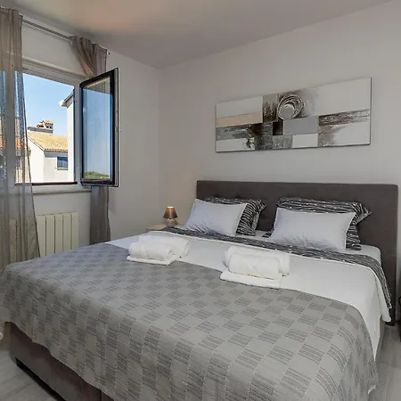 Apartman Stunning In With Kitchen