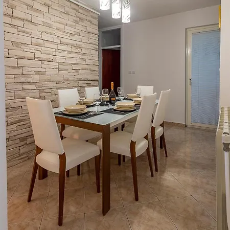 Stunning In With Kitchen 아파트