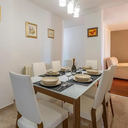 Stunning In With Kitchen 아파트 *