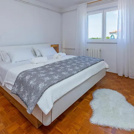 Stunning In With Kitchen Пула